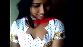 Gadis Tamil Dengan Payudara Montok Di Pertunjukan
