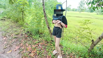 Wanita Thailand Berjalan Santai Memamerkan Kemaluan Di Pinggir Jalan, Suaranya Jelas Terdengar