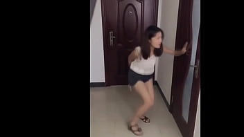 Gadis-gadis China Sangat Ingin Kencing