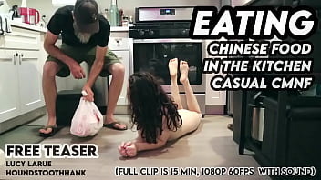 Menikmati Masakan Cina Di Dapur Dengan Wanita Telanjang Dan Aku Berpakaian Santai