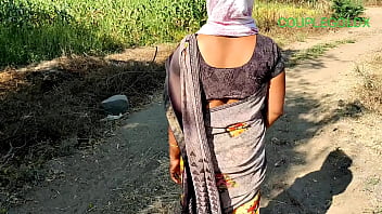 खेत में जा रही औरत की चूत में गोली मार दी