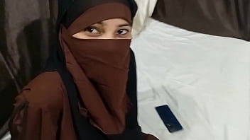 Muslim Kakak Tiri Genit Angkat Hijab Dan Minta Adik Tirinya Ngentot Di Ranjang