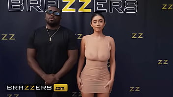 Violet Myers Dengan Genit Memamerkan Lubang Pantatnya Yang Menggoda Untuk Para Paparazi