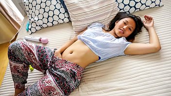 Pencarian Orgasme – May Thai, Remaja Asia Cantik, Mengejar Klimaks Erotis Dengan Vibrator