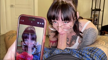 Kakak Dan Adik Tiri Temukan Foto Mesra Orang Tua Tirinya Lalu Menirunya Dengan Penuh Nafsu