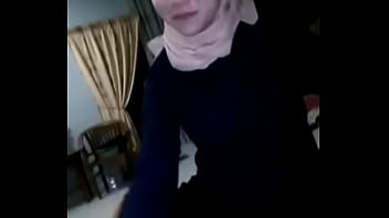 Jilbab Seksi Yang Menggoda Dan Memantul Di Setiap Langkahnya
