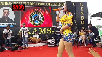 Sintya Riske Menggila Di Atas Panggung, Gerakan Erotisnya Bikin Penonton Terangsang