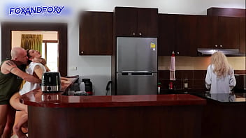 Nyaris Ketahuan, Anus Dihamili Sperma Panas Sambil Ngentot Dari Belakang Di Dapur Dekat Ibu Mertua Lagi Masak Sarapan