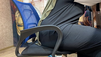 Perempuan Berhijab Menggesek-gesek Celana Dalam Saat Bekerja