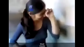 Gadis Desi Panas Melepas Pakaian Dengan Menggoda