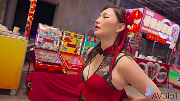 Gadis Tionghoa Mio Digilir Habis-habisan Di Tengah Keramaian Pasar Malam.
