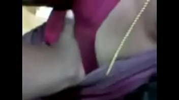 Kakak Tamil Menggoda Dengan Meremas Payudara Seksi