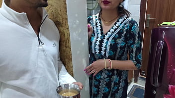 Bade Chuchon Wali Padosan Bhabhi Ko Chini Maangne Ke Bahane Chod Kar Ragad Diya