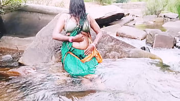 Bibi Desa Mandi Telanjang Di Bawah Air Terjun, Sambil Mengoceh Mesum Dalam Bahasa Telugu.