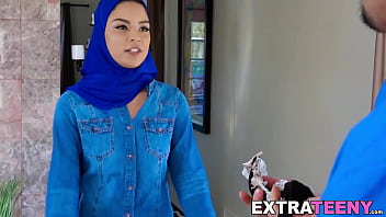 Maya Bijou Arab 18 Tahun Dihajar Dua Kontol, Mulut Dan Wajahnya Dihujani Sperma