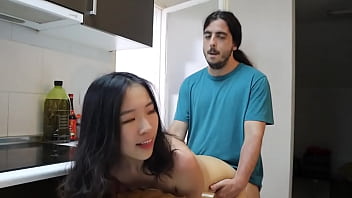 留学美女偷腥洋汉，趁男友不在厨房被猛干，大屌无套内射嫩穴