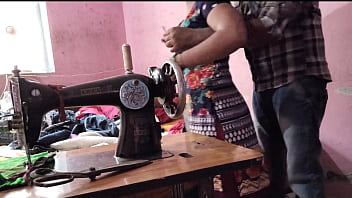 देसी भाभी की सिलाई के बहाने अंकल ने जमकर लिया मजा