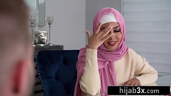 Gadis Muslim Mungil Berhijab Tapi Tetap Mesra Di Ranjang