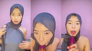 Acel Celva Berhijab Hitam Menggoda Dengan Sepong Botol