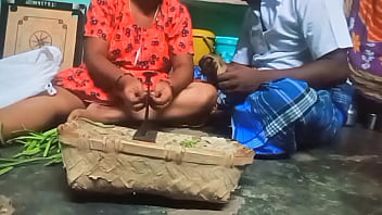 Bibi Tamil Memotong Sayur Sambil Meremas Payudara Paman