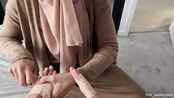 Ibu Tiri Arab Membantu Anak Laki-laki Dengan Tangan Patah
