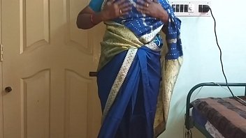 Istri India Tamil Telugu Kannada Malayalam Hindi Bernama Vanitha Memakai Saree Biru, Memamerkan Payudara Besar Dan Memek Cukur, Meremas Keras Payudara, Meremas Puting, Dan Menggosok Memek Sambil Masturbasi