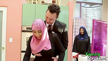 Keponakan Arabku Yang Nakal Menghisap Kontol Kakeknya