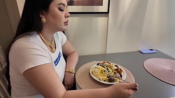 Kakak Tiri Turki Bergoyang Pantat Besarnya Dihardik Adik Tiri Usai Makan Siang – Video Amatir Mesum