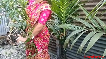 Bhabhi Bengali Sange Nikal Ke Chudwati Hai Devar Ke Saath, Red Saree Mein Outdoor Masti