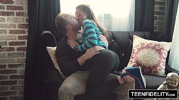 Holly Hendrix, Si Remaja Nakal, Rela Duburnya Ditembus Demi Merasakan Sperma Membanjiri Rahimnya.