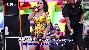 Dua Penyanyi Cantik Menggoyang Panggung Dengan Gerakan Erotis Dikelilingi Pria Yang Menggoda