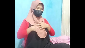 Perempuan Berhijab Indonesia Memuaskan Nafsu Dengan Dildo Hingga Klimaks