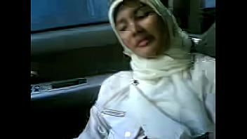 Mobil Panas Berjilbab