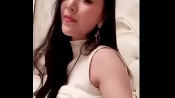 Gadis Indonesia Menggoda Diri Sendiri