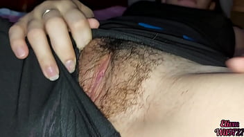 Adik Tiriku Yang Seksi Dalam Spandex Memamerkan Memeknya Padaku