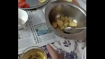 Suami Tamil Yang Pengecut Memamerkan Istrinya Untuk Dinikmati Pria Lain