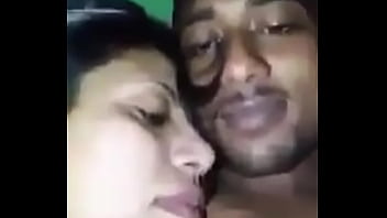 Gadis Desi Menggoda Dengan Ciuman Panas