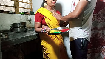रंगीले होली के मौके पर गर्म भाभी को किचन काउंटर पर ज़ोरदार चुदाई, साफ हिंदी आवाज़ में