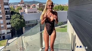 Pretti Gadis Kuba Kurus Itu Jadi Gugup Saat Mengisap Kontol Telanjang Di Depan Umum, Akhirnya Minta Susu Ditumpahkan Ke Atas Payudara Besarnya Yang Montok. Gabriela Flores Dan Victor Bloom.