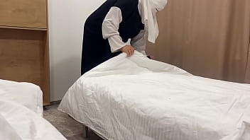Pelayan Hotel Arab Menggoda Tamu Dengan Memeknya Yang Sempit Di Dalam Kamar