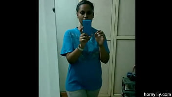 Pembantu Tamil India Berpayudara Besar Dan Horny, Lily Mengganti Bra Dan Celana Dalam Di Kamar Mandi Sambil Memainkan Memeknya